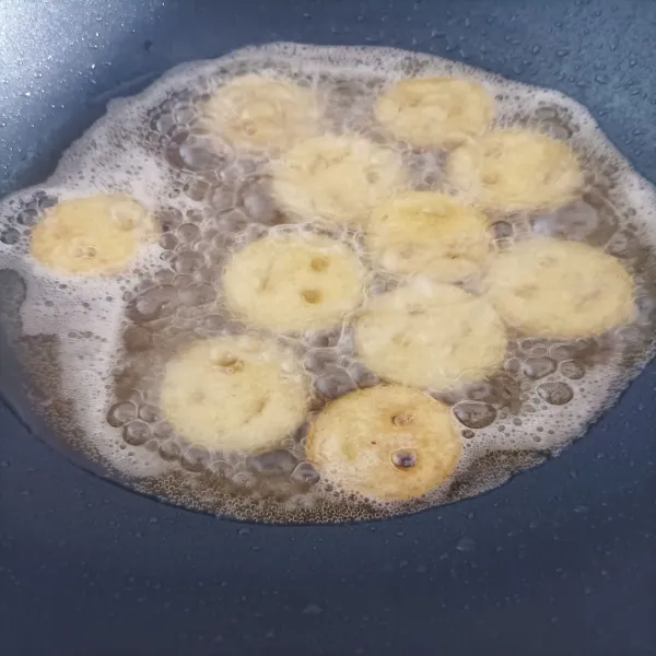 Panaskan minyak, kemudian goreng adonan kentang yang telah dicetak tadi.