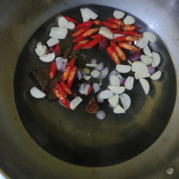 Didihkan air, masukkan bumbu iris, lengkuas, dan daun salam.