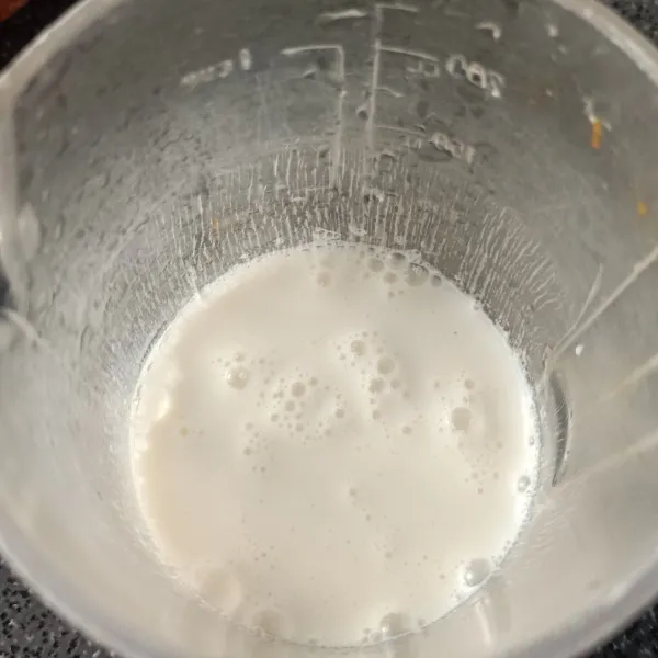Siapkan susu atau campurkan susu bubuk dan air.