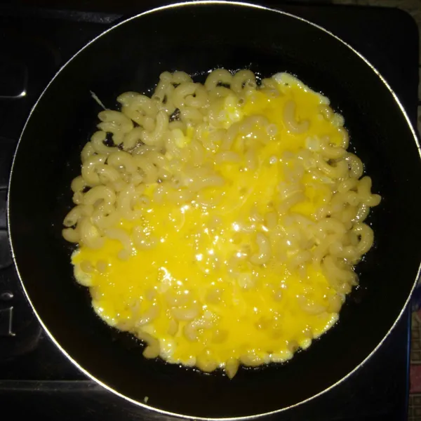 Masukkan telur lalu diamkan sebentar.