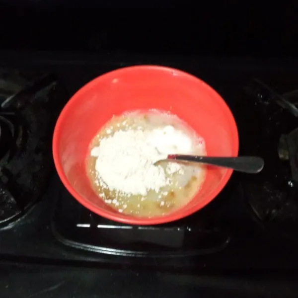 Masukkan ke dalam mangkuk, telur, terigu, santan, air, bumbu mie instan, garam, merica dan kaldu jamur aduk hingga tercampur merata.