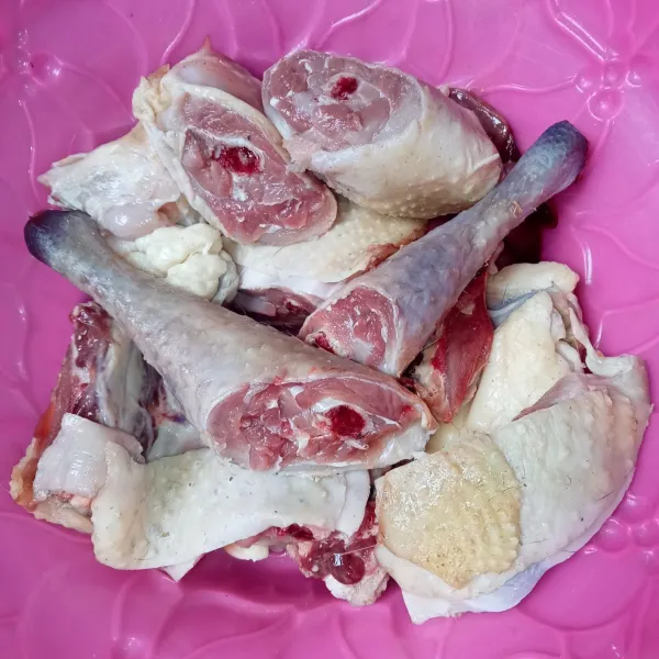 Potong-potong ayam dan cuci bersih.