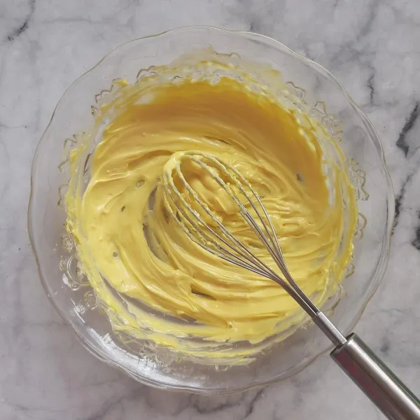 Whisk margarin sampai halus dan tidak ada yang bergerindil.