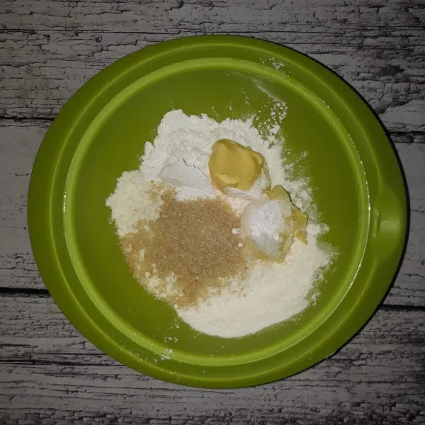 Campurkan tepung terigu, tepung maizena, tepung beras, margarin, gula, garam dan baking powder ke dalam wadah. Aduk-aduk.
