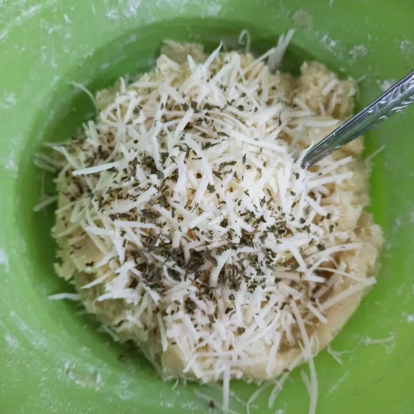 Masukkan keju, daun parsley kering, garam, dan lada bubuk, lalu aduk rata. Cicipi rasanya dan bulatkan kentang.