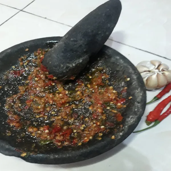 Aduk rata agar minyak bercampur rata dengan sambalnya.
Sajikan.