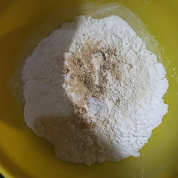 Campur tepung terigu, tepung tapioka, kaldu bubuk, dan bawang putih bubuk.