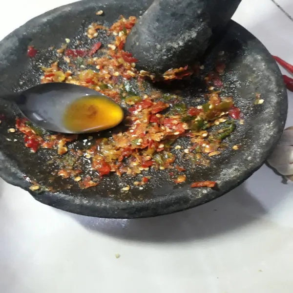 Tambahkan minyak goreng panas secukupnya.