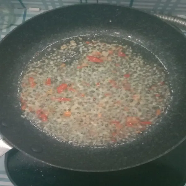 Panaskan Wajan bersama minyak goreng secukupnya kemudian tumis bawang merah, bawang putih dan cabai merah yang telah dihaluskan sampai harum.