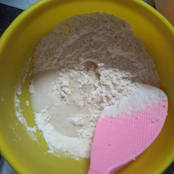 Beri air panas sedikit demi sedikit hingga adonan menggumpal.