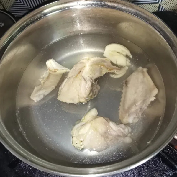 Rebus air, ayam dan bawang putih hingga ayam mengeluarkan kaldu.