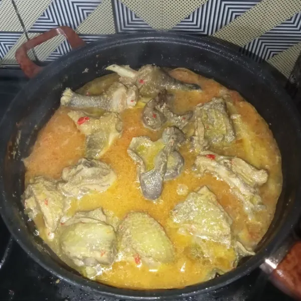 Masak hingga matang, koreksi rasanya dan jika sudah pas siap untuk disajikan.