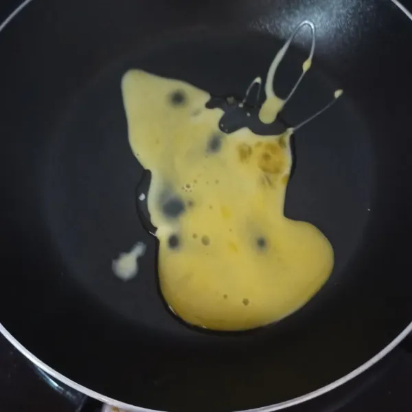 Orak-arik telur dengan minyak goreng.