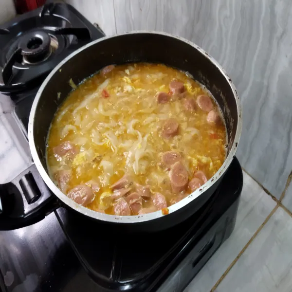 Setelah mendidih masukkan mie tiaw, dan telur yang sudah dikocok. aduk sebentar. setelah matang angkat lalu sajikan dengan taburan daun bawang