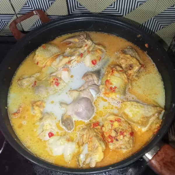 Masukkan santan dan masak hingga ayam empuk.