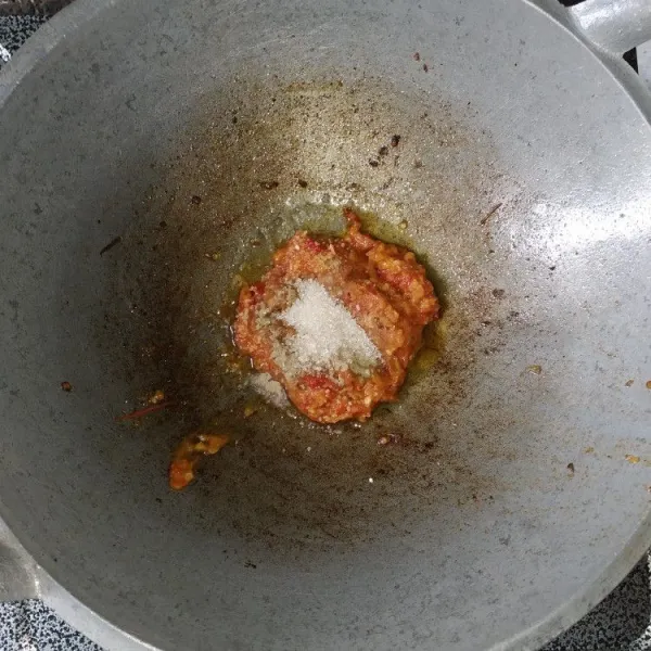 Ulek bahan sambal hingga halus, lalu masukkan kembali ke dalam wajan. Bumbui dengan garam, penyedap rasa, terasi, dan gula pasir.