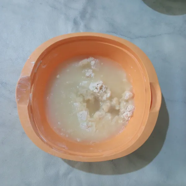 Setelah itu tuang air yang mendidih tadi ke dalam wadah yang berisi tepung terigu. Aduk hingga tercampur rata, lalu dinginkan.