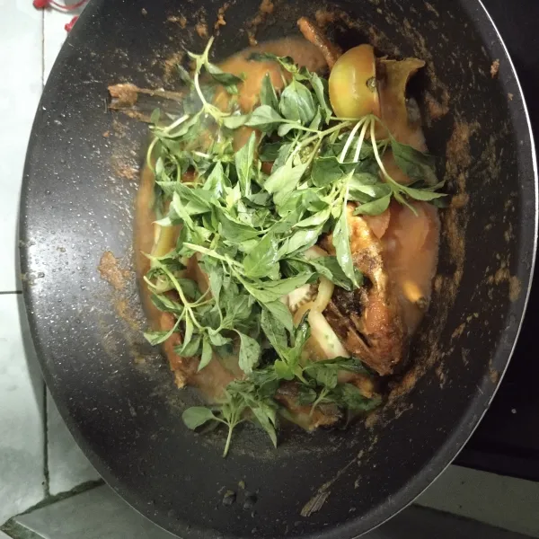 Kemudian tambahkan air secukupnya dan masukkan daun kemangi masak hingga matang dan siap di sajikan