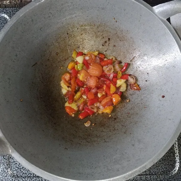 Tumis bahan sambal dengan api kecil hingga matang, lalu tiriskan.
