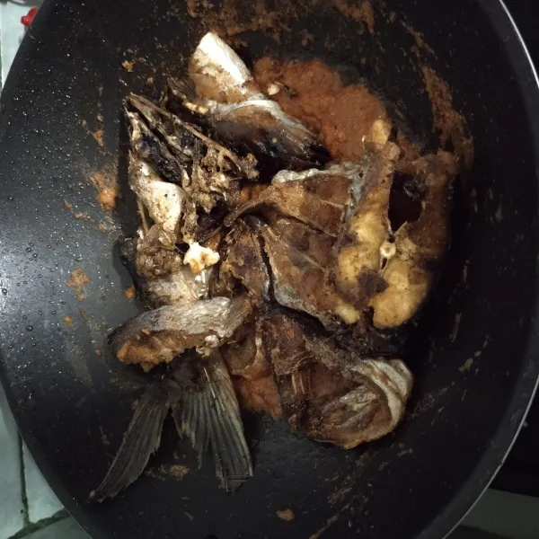 Kemudian masukkan ikan patin yang sudah di goreng ke dalam bumbu sambalnya, aduk sampai rata jangan lupa diberi garam, gula pasir dan penyedap rasa.