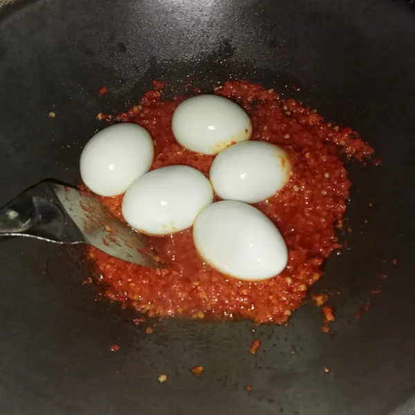 Masukkan telur rebus dan aduk-aduk hingga tercampur rata.