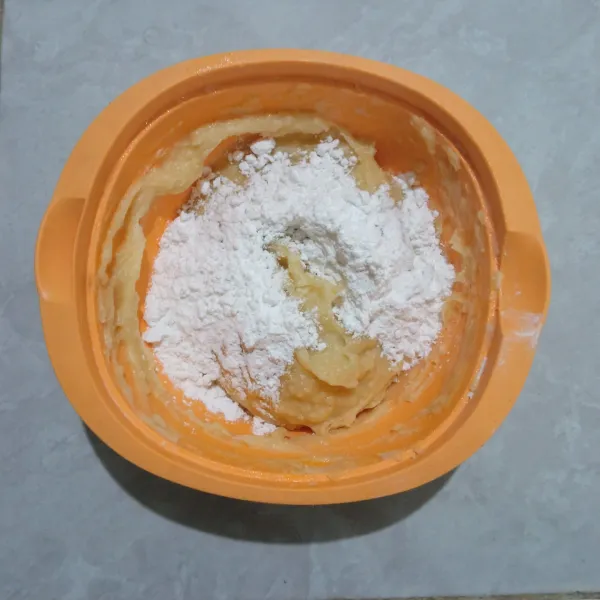 Kemudian tambahkan tepung tapioka, lalu uleni adonan sampai tercampur rata.
