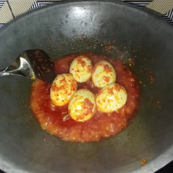Masak hingga telur meresap dan kuah menyusut, lalu cicipi rasanya dan jika sudah pas siap untuk disajikan.