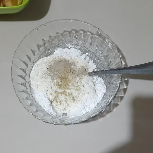Campurkan tepung terigu, garam, merica bubuk, dan bawang putih, lalu aduk rata.