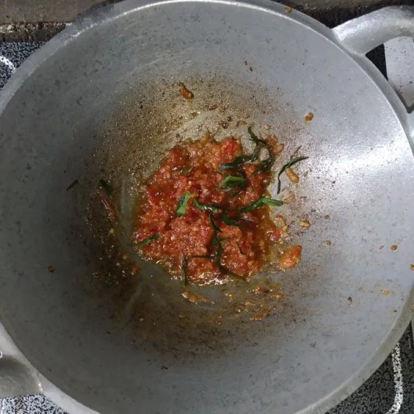 Masak dengan api kecil, lalu masukkan irisan daun jeruk, aduk rata kembali.