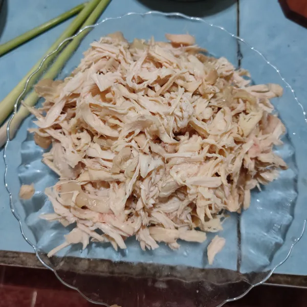 Rebus daging ayam hingga matang, tiriskan kemudian suwir-suwir lalu sisihkan.
