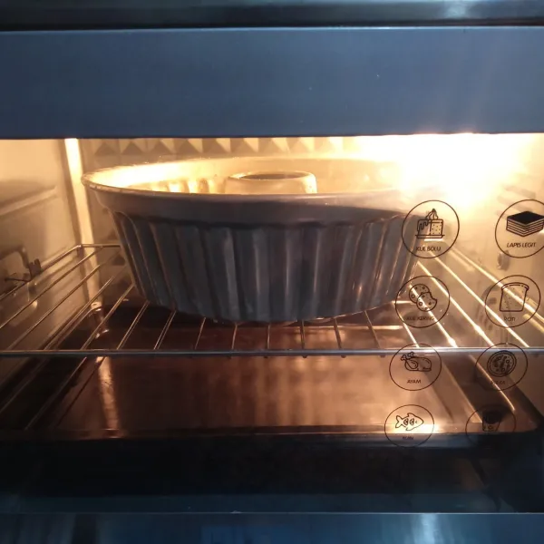 Tuang ke loyang yang sudah di olesi margarin/carlo, lalu taburi keju parut. Panggang dengan suhu 160-170'C selama 35 menit api bawah dan selama 10 menit api atas (jangan lupa panaskan oven terlebih dahulu).