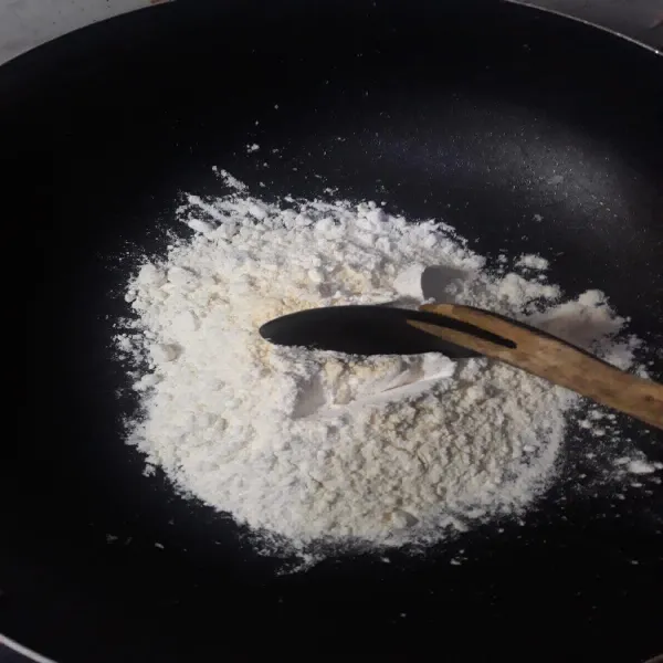 Siapkan panci, campurkan tepung terigu, tepung tapioka, bawang putih bubuk, bubuk bawang bombay, aduk rata.