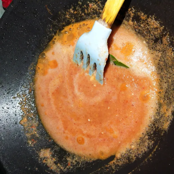 Kemudian haluskan bumbu yang dihaluskan bersama terasinya, masak hingga bumbu berbau harum.