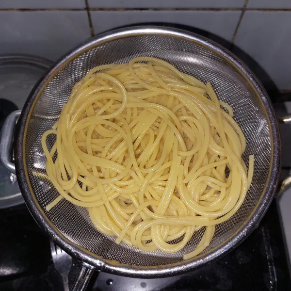 Tiriskan spaghetti. Sisihkan.