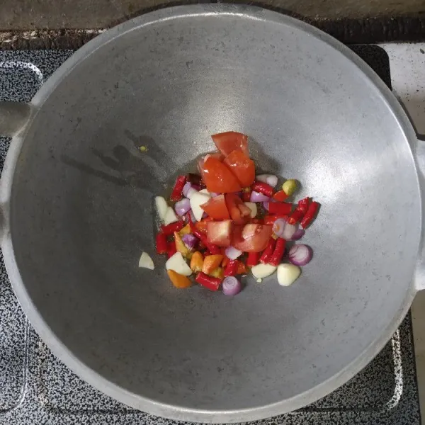 Potong-potong bahan menjadi ukuran lebih kecil, lalu tambahkan minyak.