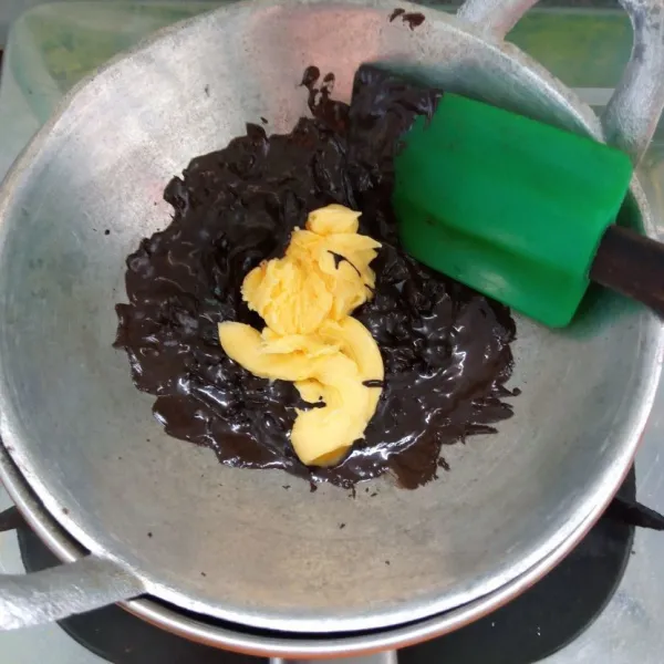 Lelehkan cokelat dengan cara di steam, kemudian tambahkan margarin.