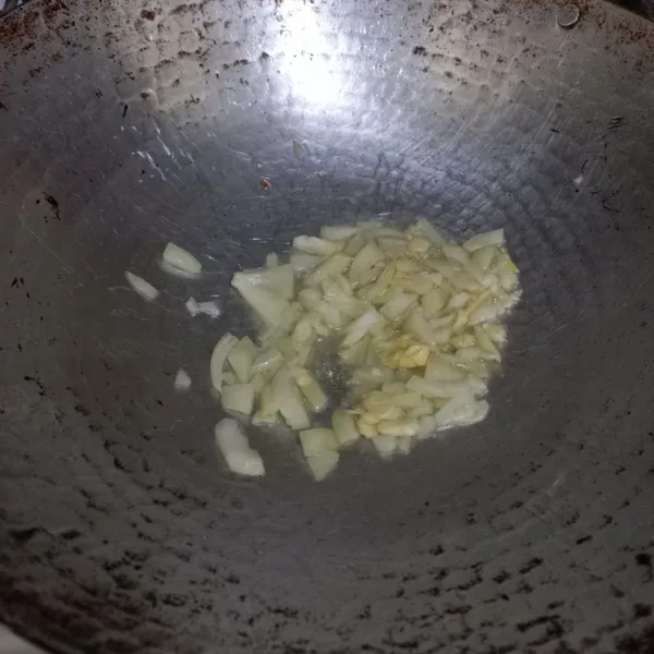 Panaskan margarin, tumis bawang putih dan bawang bombay hingga harum.
