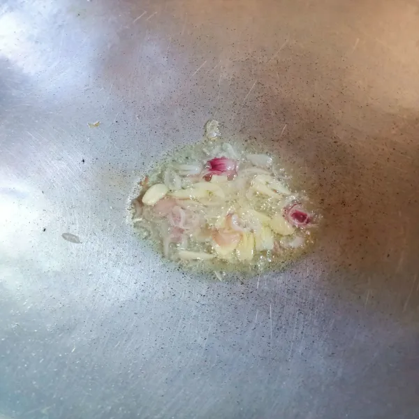 Tumis bawang merah dan bawang putih hingga harum.