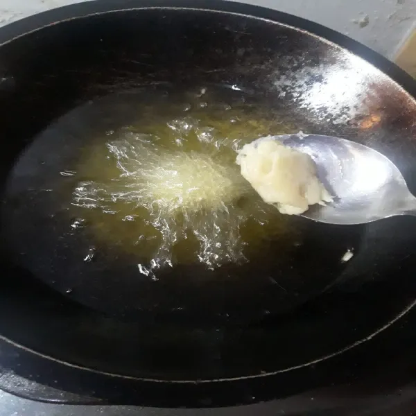 Panaskan minyak, bentuk dengan menggunakan sendok, goreng hingga kuning keemasan, tiriskan.