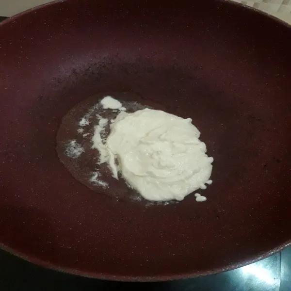 Haluskan semua bumbu halus.
Panaskan minyak goreng, tumis bumbu halus sampai matang.