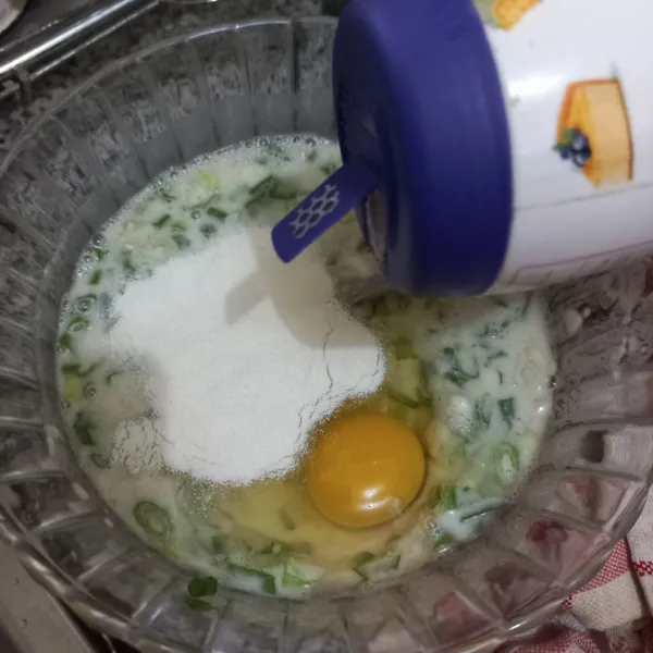 Tambahkan air secukupnya, aduk hingga rata. Buat adonan agak encer, kemudian masukkan telur ayam dan fiber creme, lalu aduk rata.