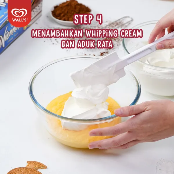 Siapkan whipping cream yang sudah dikocok mengembang, campurkan dengan perisa vanilla. Dengan teknik folding, campurkan adonan mascarpone ke dalam whipping cream hingga tercampur rata.
