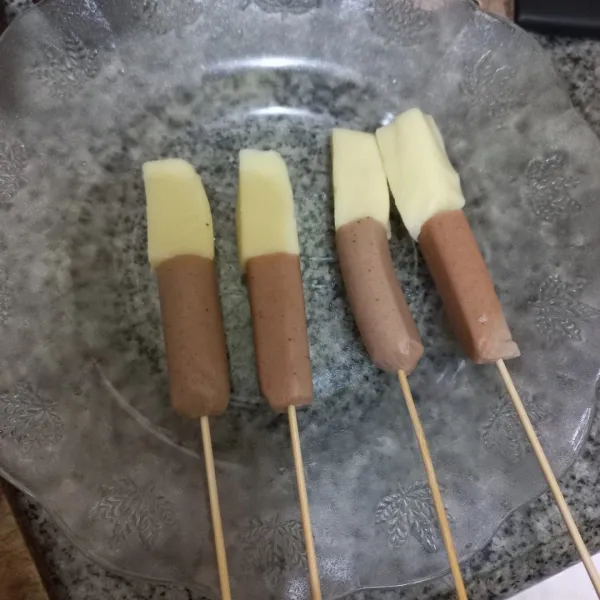 Siapkan potongan sosis dan keju mozarella, lalu tusuk menggunakan tusuk sate.