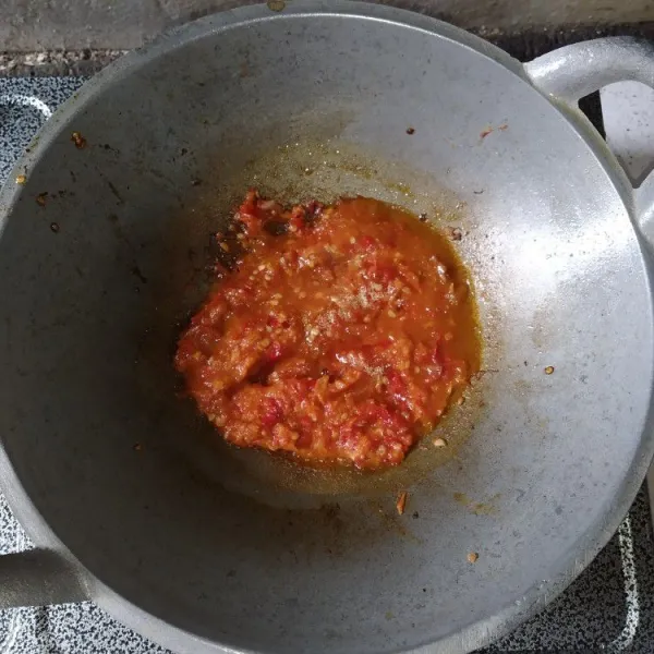 Tambahkan air, masak hingga air menyusut sambil terus diaduk, cicipi rasanya, sajikan sambal tomat sebagai pelengkap makan.
