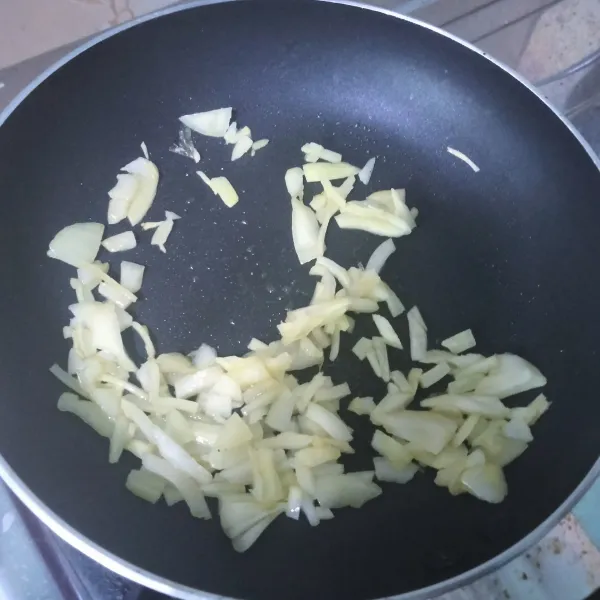 Tumis bawang bombay hingga layu dan harum dengan margarin.