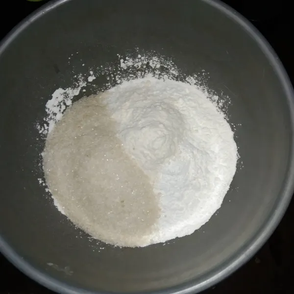 Di wadah lain, masukkan sisa tepung beras, tepung tapioka, sedikit garam dan gula. Aduk hingga tercampir rata.