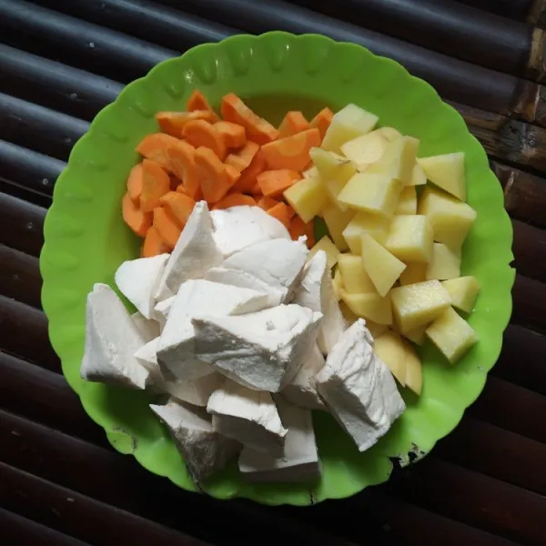 Potong tahu, wortel dan kentang sesuai selera, cuci bersih lalu tiriskan.