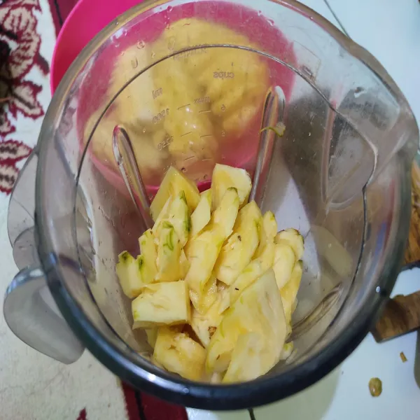 Kemudian potong-potong kecil nanas, masukkan ke blender, jangan terlalu halus agar tekstur selainya bagus.