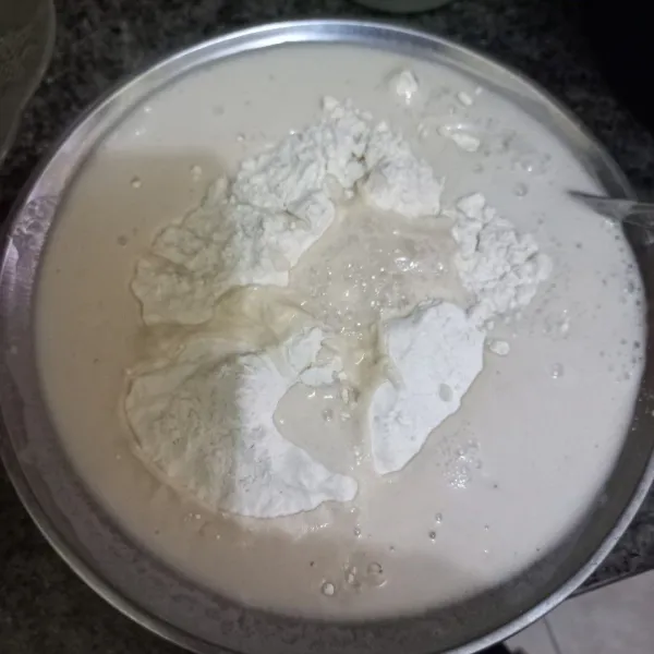 Larutkan air hangat, gula pasir, dan ragi instan, lalu aduk rata. Diamkan hingga berbuih, tuang pada campuran tepung terigu dan garam, lalu aduk rata. Kemudian diamkan hingga adonan mengembang.