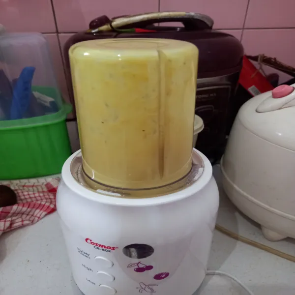 Blender semua bahan sampai halus.